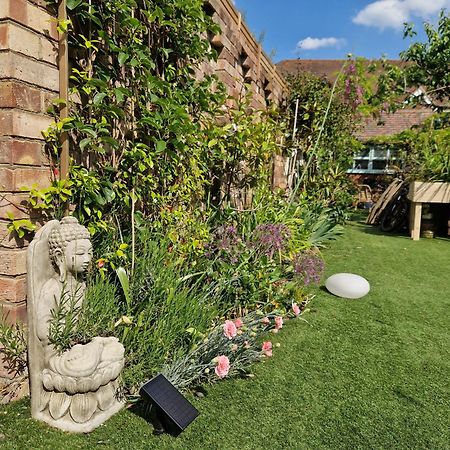 Lotus Pod House Homestay Horsell Exterior foto